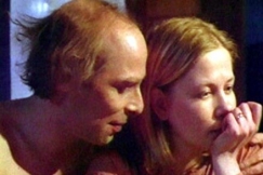 Kuva: Vesa Vierikko ja Pirjo Moilanen pappispariskuntana tv-elokuvassa Pieni� valheita. YLE kuvanauha.