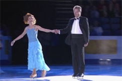 Kuva: Susanna Rahkamo ja Sauli Niinist� luistelevat taitoluistelun EM-kisojen avajaisissa. (2009) YLE kuvanauha.