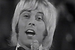 Kuva: Danny (Ilkka Lipsanen) Suomen euroviisukarsinnoissa 1974. YLE kuvanauha.