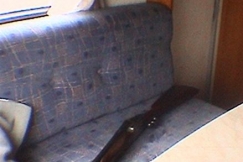 Kuva: Haulikko penkill�. YLE kuvanauha. 