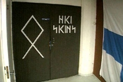 Kuva: Helsingin skinheadien kerhohuoneiston ovi. (1998) YLE kuvanauha.