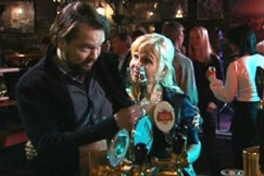 Kuva: Kotikadun Janne M�kimaa uuden ihastuksensa kera. (2009) YLE kuvanauha.