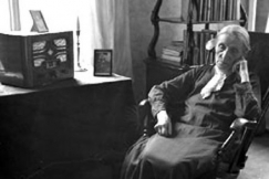 Kuva: Vanhus kuuntelee radiota. (1930-40-luku) YLE.