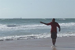 Kuva: Toimittaja Hashi Wali Somalian merirosvorannikolla (2009). YLE kuvanauha.