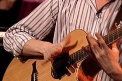 Kuva: Petteri Sariola soittaa kitaraa. (2007) YLE kuvanauha.