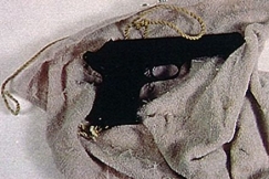 Kuva: Ase pyyhkeen p��ll�. YLE kuvanauha. 