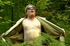 Kuva: Itsens�paljastaja puistossa. (1988) YLE kuvanauha.