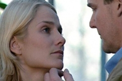 Kuva: Kotikadun Tuija (Laura Malmivaara) ja Hannes (Risto Autio) selvitt�v�t tunteitaan (2003). YLE kuvanauha.