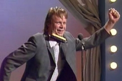 Kuva: Hannu Lemola imitoi Juha Mietoa. (1088) YLE kuvanauha.