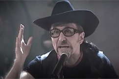 Kuva: Jerry Hallowiin laulaa. YLE kuvanauha.