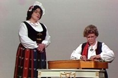 Kuva: Helka Hynninen ja Elli Sonkkanen. (1977) YLE kuvanauha.