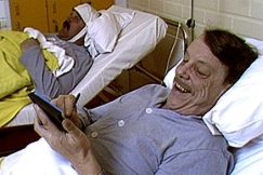 Kuva: Reinikainen makaa s�ngyss�. YLE kuvanauha. 