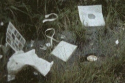 Kuva: Maassa hyl�ttyj� esineit� ja papereita. YLE kuvanauha. 