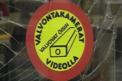 Kuva: Rikottu nyteikkuna (1990). YLE kuvanauha.