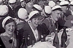 Kuva: Vapunviettoa Ullanlinnanm�ell� 1933. Kuva: Aho & Soldan /YLE.