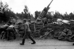 Kuva: Viipurin puolustusta ennen lopullista vet�ytymist�. It-patteri valmistautuu taisteluun, sotilaita asemissa Patterinm�ell�. (1944) Eino Nurmi.