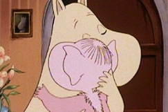 Kuva: Muumipeikko palautuu itsekseen Muumimamman halauksessa (1991). YLE kuvanauha.