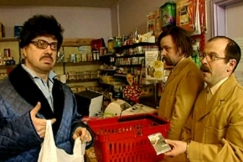 Kuva: Kyl�nmies (Heikki Silvennoinen)kyl�kaupan kassalla (Heikki Hela ja Timo Silvennoinen). YLE kuvanauha. 