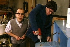 Kuva: Juontaja (Timo Silvennoinen) ja Harri H�yl� Soikkelinen tekev�t talousrullatelinett�. YLE kuvanauha. 