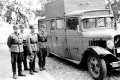 Kuva: Vienan radion lhetinauto lhdss Oulusta rintamalle Taivalkoskelle. Kuvassa Vin Sjholm, Matti Karinen, Erkki Nrhi ja K. N. Boucht. (1941) Kuva Esko Kokkonen. YLE valokuva-arkisto.