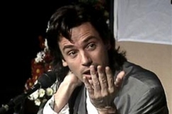 Kuva: Jean-Michel Jarre lehdist�tilaisuudessa Amsterdamissa. (1989) YLE kuvanauha.