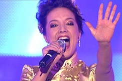 Kuva: Annika Eklund laulaa. YLE kuvanauha.