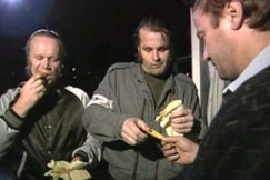 Kuva: Tanssipaikan ovella j�rjestysmiehet repiv�t lipun. (1990) YLE kuvanauha.