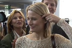 Kuva: Maria (Veera Kiiskinen) ja Johannes (Johan Storg�rd) toimittajan (Sari Havas) seurassa. YLE kuvanauha.