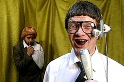 Kuva: Mauno Ahonen (Heikki Silvennoinen) haastattelee Pedro Lahtista (Heikki Hela). YLE kuvanauha. 