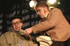 Kuva: Aas Weckstr�m (Heikki Silvennoinen) tenttaa Juhani Mannista (Timo Kahilainen)YLE kuvanauha. 