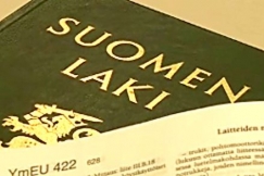 Kuva: Suomen laki -kirja (2009). YLE kuvanauha.