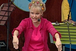 Kuva: Satu Sopanen Huvitutin keikalla Haapavedell� (2000). YLE kuvanauha.