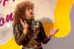 Kuva: Markku Toikka Riitta V�is�sen� Lapinlahden lintujen Kymppitonni-sketsiss� (1990). YLE kuvanauha.