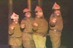 Kuva: Kohtaus Lapinlahden Lintujen Tuntemattomasta sotilaasta. (1990) YLE kuvanauha.