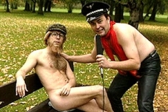 Kuva: Nudisti(Timo Kahilainen) puistonpenkill� ja Jamo (Olli Keskinen). YLE kuvanauha. 