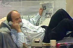 Kuva: Markku Toikka vastaa puhelimeen (1990). YLE kuvanauha.