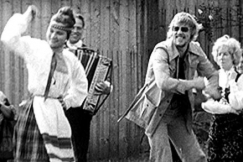 Kuva: Vesa-Matti Loiri tanhuaa. YLE kuvanauha. 