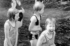 Kuva: Lapsia kes�siirtolassa Karhulassa. YLE kuvanauha.