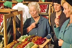 Kuva: Makeisten maistelua Fazerin tehtaalla 1966. YLE kuvanauha.