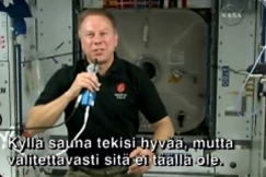 Kuva: Tim Kopra keskustelee presidentti Halosen kanssa avaruudesta k�sin (2009). Kuval�hde: NASA.