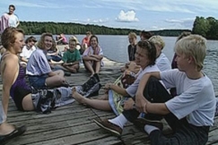 Kuva: Anna Tapion koulun 9-luokkalaisia laiturilla. YLE kuvanauha.