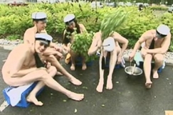 Kuva: Teekkarit saunovat parkkipaikalla. YLE kuvanauha