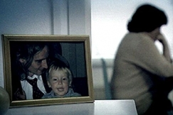 Kuva: Valokuva, jossa on mies ja poika. taustalla istuu nainen. YLE kuvanauha.