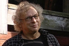 Kuva: Tommy Tabermann ladon edustalla. YLE kuvanauha.