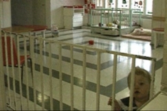 Kuva: Lapsi kalterin takana. YLE kuvanauha.