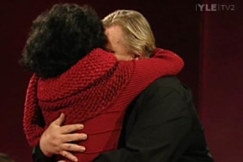 Kuva: Lenita Airisto ja Vesa-Matti Loiri syleilev�t (2009). YLE kuvanauha.