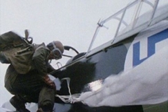 Kuva: Paavo Kahlo siirtyy lentokoneen etupenkille. YLE kuvanauha.