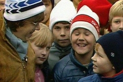 Kuva: Mikko Alatalo ja Pekka Luoma oppilaiden ymp�r�im�n�. YLE kuvanauha.