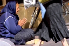 Kuva: Romanialainen kerj�l�inen rukoiluasennossa Helsingin katuvilin�ss� (2008). YLE kuvanauha.