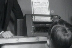 Kuva: Kaukolehte� katsellaan (1949). YLE kuvanauha.